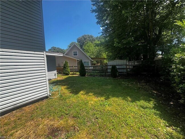 Building Photo - 4033 Foxwood Dr