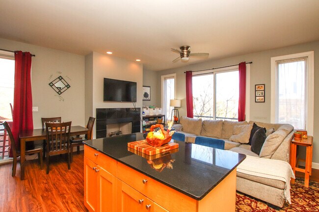 Building Photo - 838 N Racine Ave