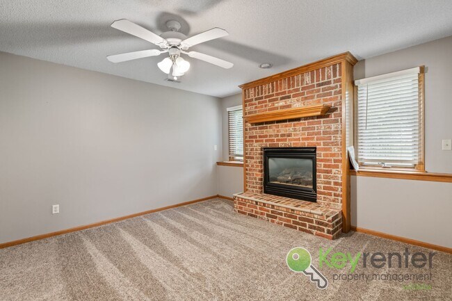 Building Photo - Beautiful, Rare 6 bedroom 3 bath house!