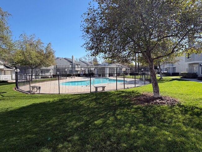 Building Photo - 204 W Walnut Ave