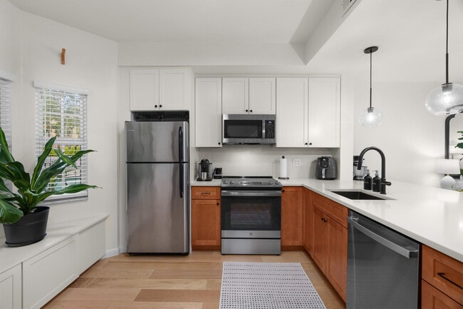 Building Photo - 1321 Bayview Dr