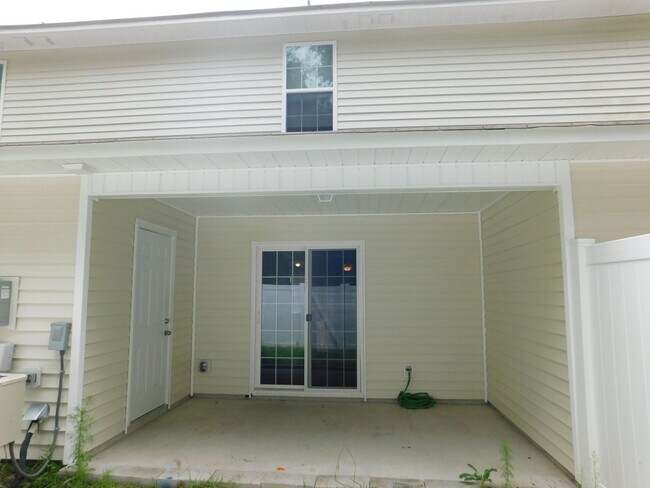 Building Photo - Like New Townhome!