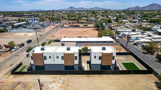 Building Photo - 411 N 32nd Pl