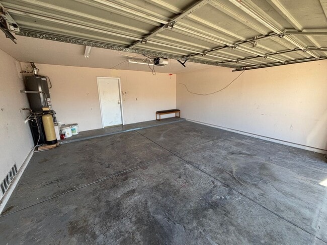 Building Photo - Spacious 3BED/3BATH Two story home located...