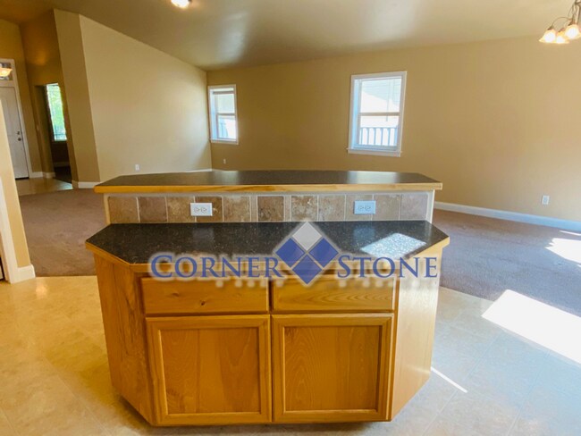 Building Photo - Middleton Home with Community Pool!