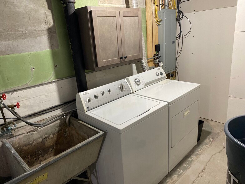 Building Photo - 808 Davis St