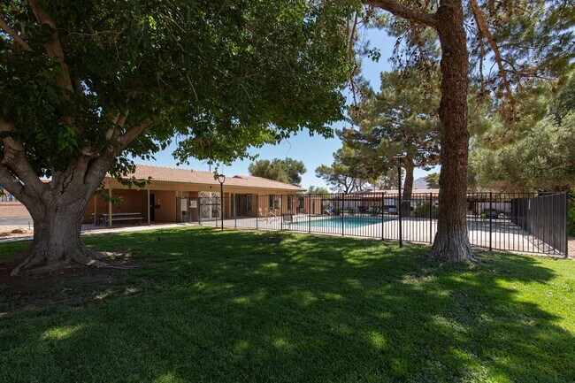 Building Photo - Single story one bedroom unit in community...