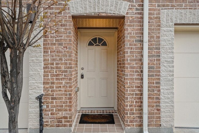 Building Photo - Welcome Home to Comfort and Convenience in...