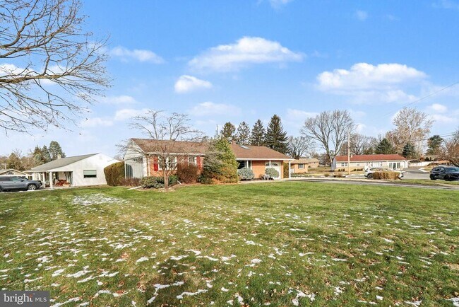 Building Photo - 8 Midland Ct