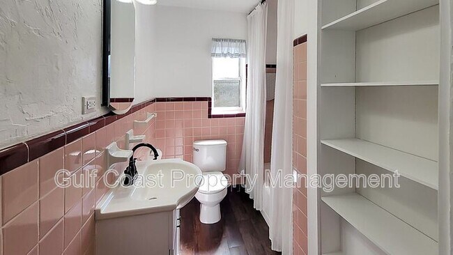 Building Photo - 904 17th Ave W