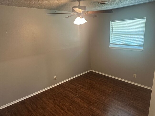 Building Photo - 2-Bedroom, 1-Bathroom Unit @ Rolling Oaks 4-Plex - Water Bill Included