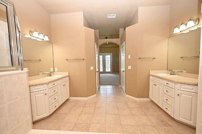 Building Photo - 2618 High Ridge Dr