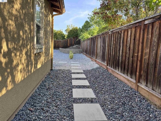 Building Photo - 7875 Kennard Ln