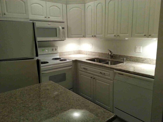 Building Photo - 300 Horizon W