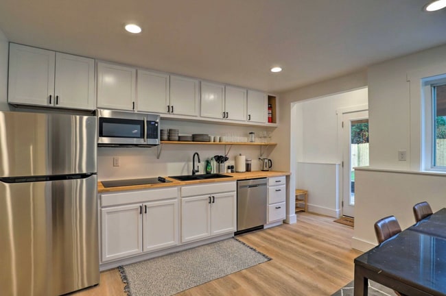 Building Photo - Black Mountain Furnished Lower Level Apart...