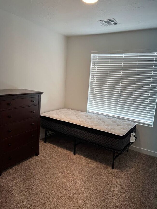 Building Photo - Beautifully Furnished 4 bedroom 2.5 Bath!