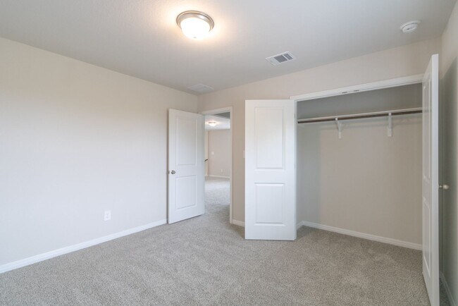 Building Photo - 544 View Dr