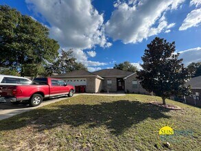 Building Photo - Custom details in this show stopping Crestview home!