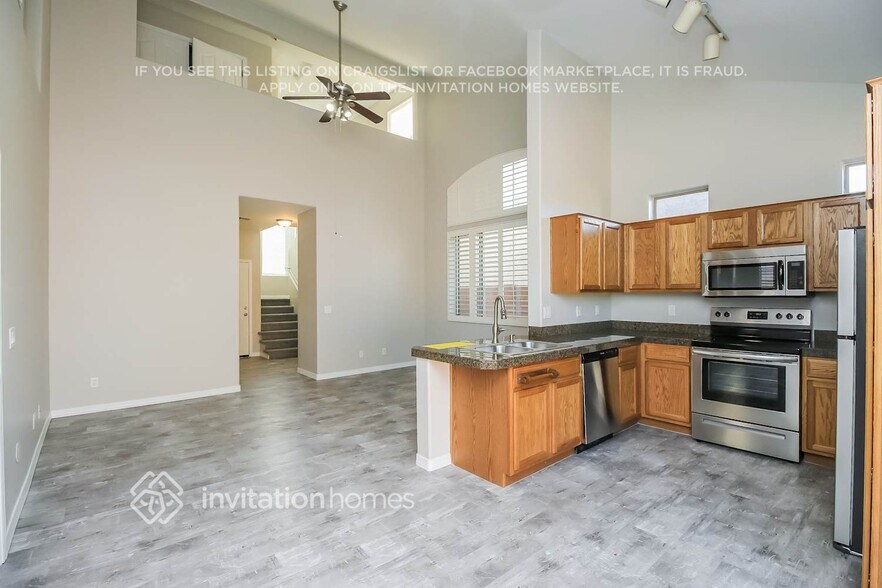 Building Photo - 9912 E Escondido Ave
