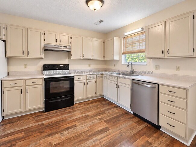 Building Photo - 407 Herringbone Ct