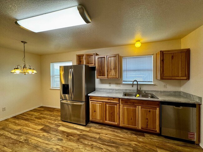 Building Photo - Spacious 4 Bedroom 2 Bath