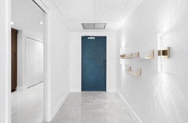 Building Photo - 500 Oaks Ln