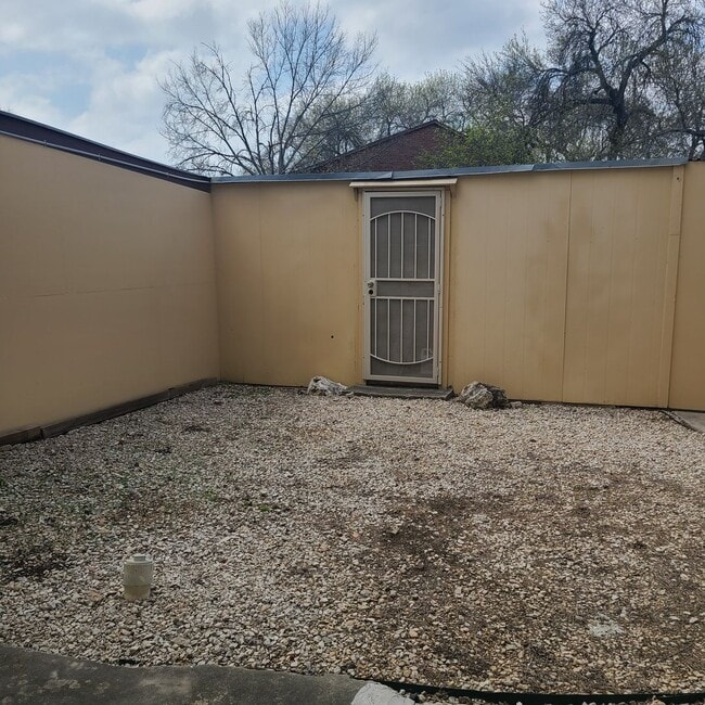 Building Photo - Spacious 3 BR+study/2.5 bath end-unit townhome w/balcony & patio!