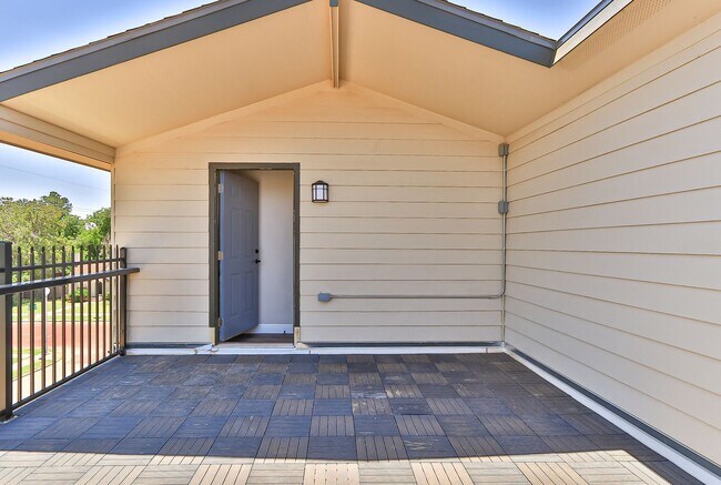 Building Photo - 3 Bed 3 Bath with rooftop Deck!