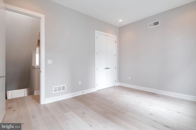 Building Photo - Northern Liberties Townhome with Parking