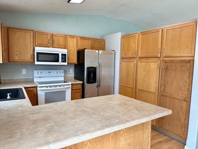 Building Photo - 5 Bedroom 2 Bath South Fargo