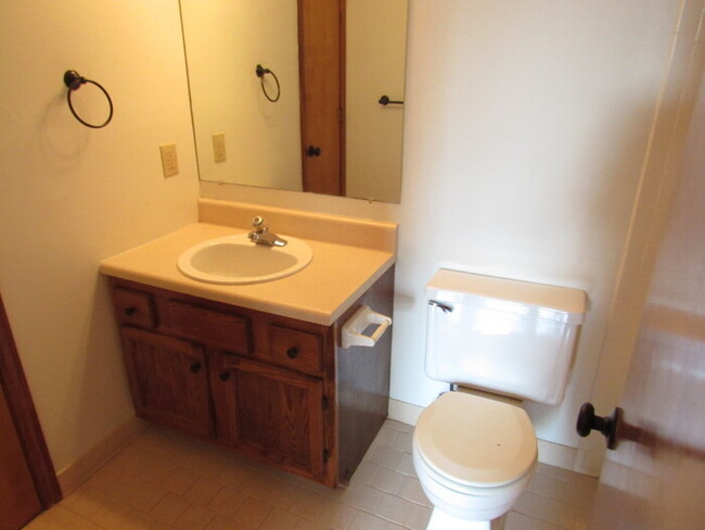 Building Photo - Huntington Ridge condo- one level!
