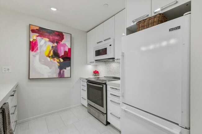 Building Photo - 565 Esplanade