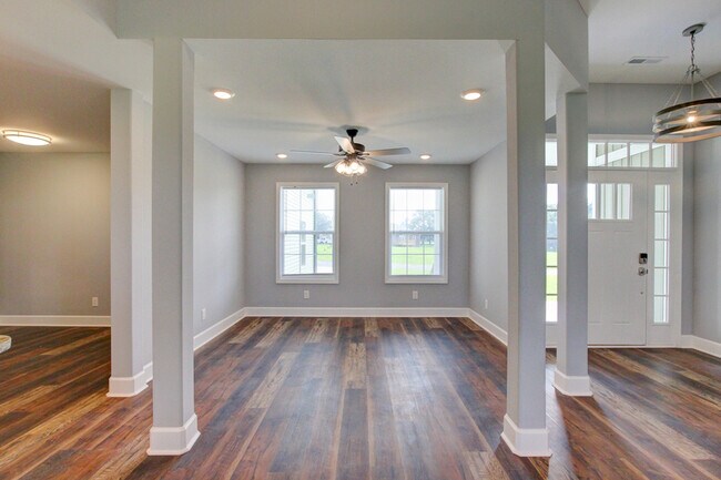 Building Photo - 133 Riverbend Dr