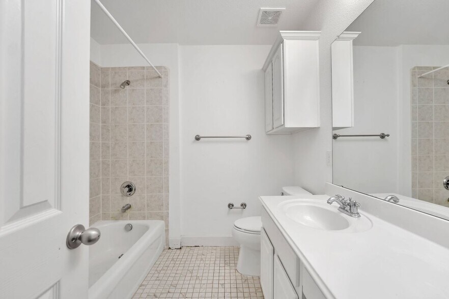 Building Photo - 12618 Red Hawk Dr