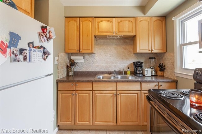 Building Photo - 1997 Henrietta St