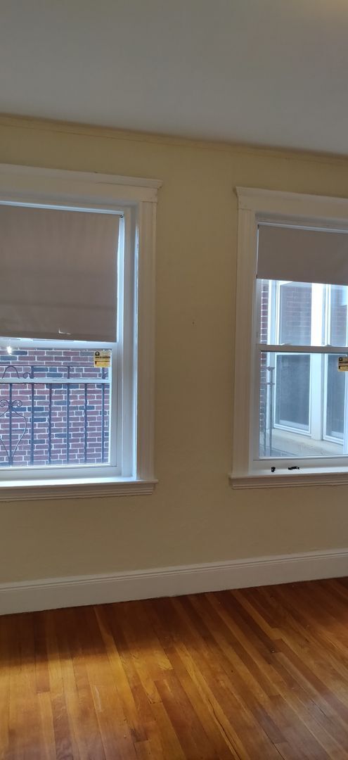 Building Photo - No brokers Fee, No Security Deposit, Eleva...