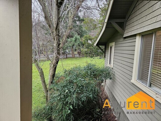 Building Photo - MOVE IN SPECIAL HALF OFF FIRST MONTHS RENT...