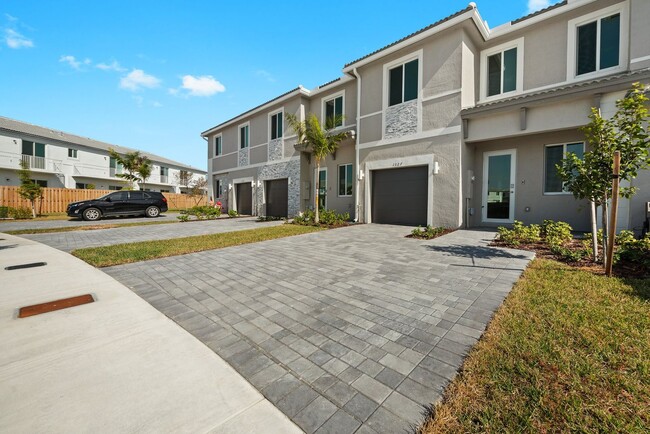 Building Photo - Brand new 3 bed 2.5 bath Townhouse with ya...