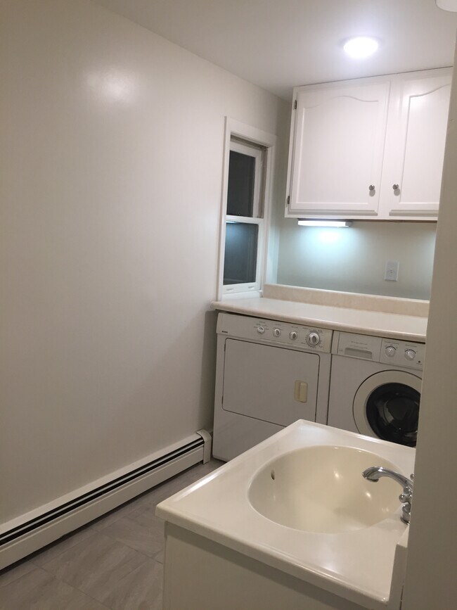 Building Photo - 125 Manhattan Dr