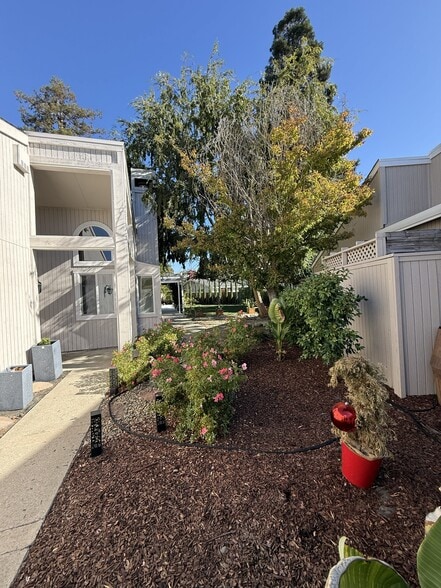 Building Photo - 328 Flaming Oak Dr