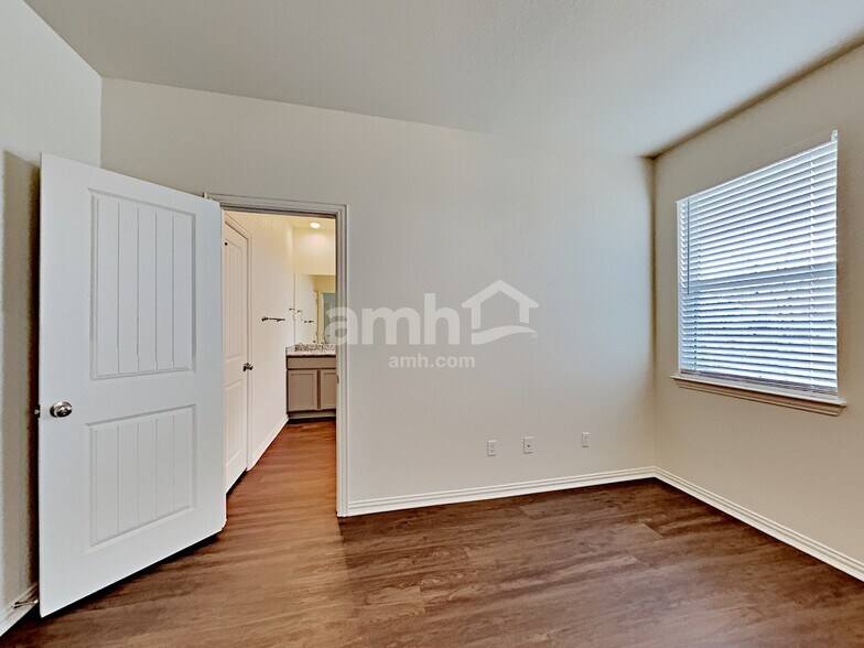 Building Photo - 2706 Lillybrook Ln