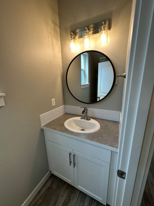 Building Photo - Charming and Modern Redmond Home: Pet-Friendly, Two-Car Garage, and More!