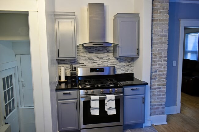 Building Photo - 838 E Washington St