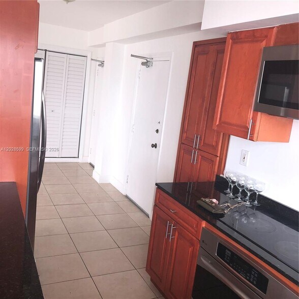 Building Photo - 1430 Brickell Bay Dr