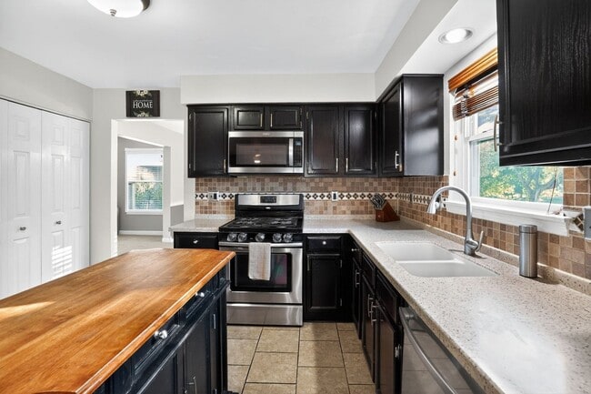 Building Photo - Spacious 4BR House in Oswego
