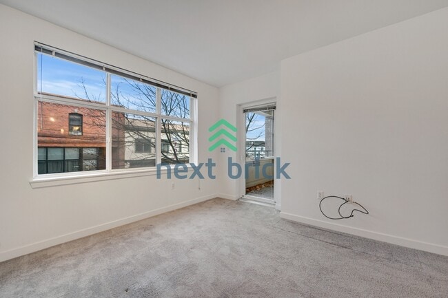 Building Photo - Spacious 1 Bedroom + Den in Canal Station Prime Ballard Location!
