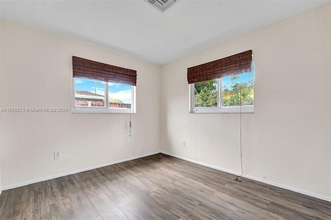 Building Photo - 928 NE 18th Ct