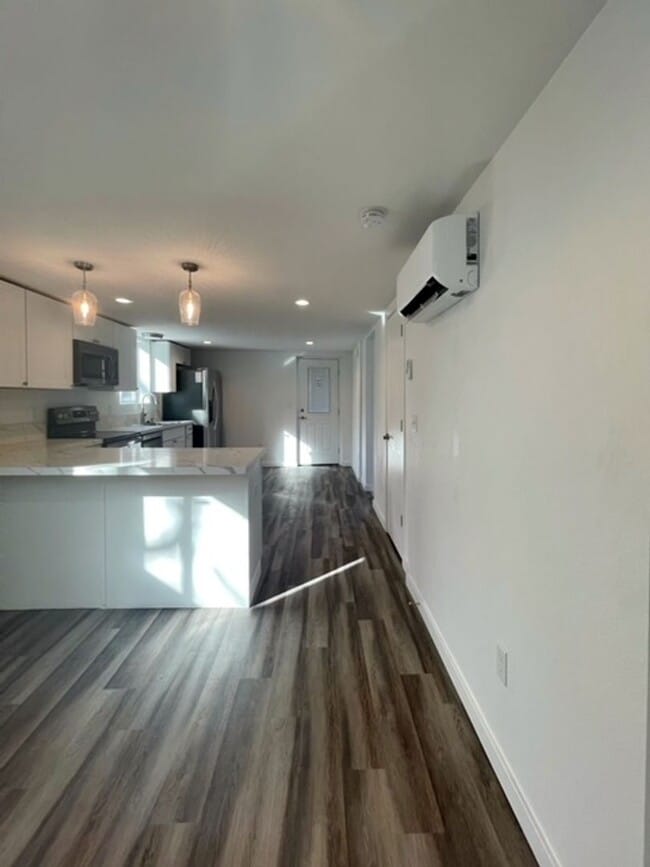 Building Photo - Fully Renovated MidTown Duplex with Parking!
