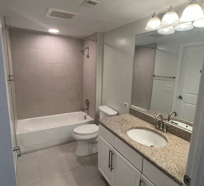 Building Photo - Bright and Modern 1 Bed 1 Bath Unit In Sou...