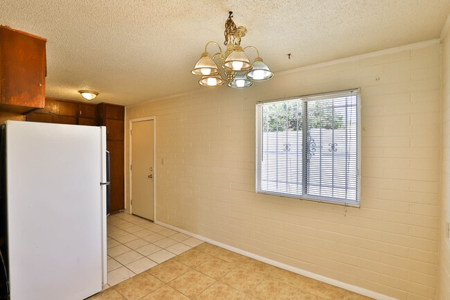 Building Photo - 505 S Lesueur